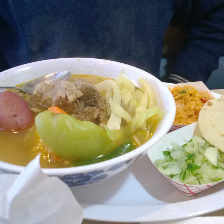 Caldo de res en El Rinconsito
