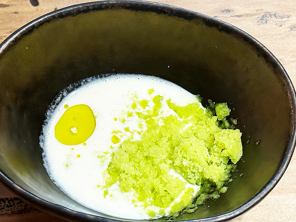 Ajoblanco de coco con granizado de albahaca y piña en el restaurante Bagá