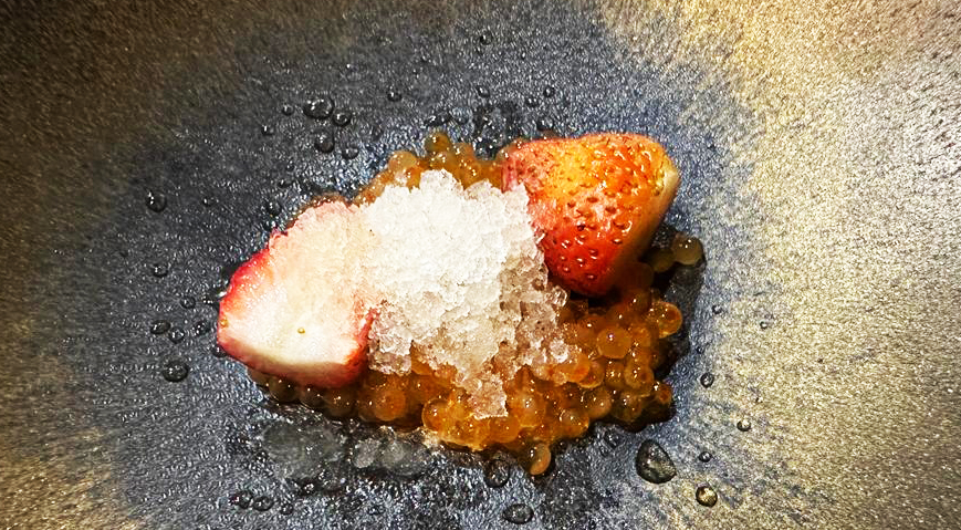 Huevas de trucha con fresas y granizado de camomila en Bagá
