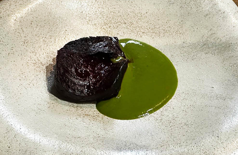 Remolacha con salsa de alga codium en restaurante Bagá