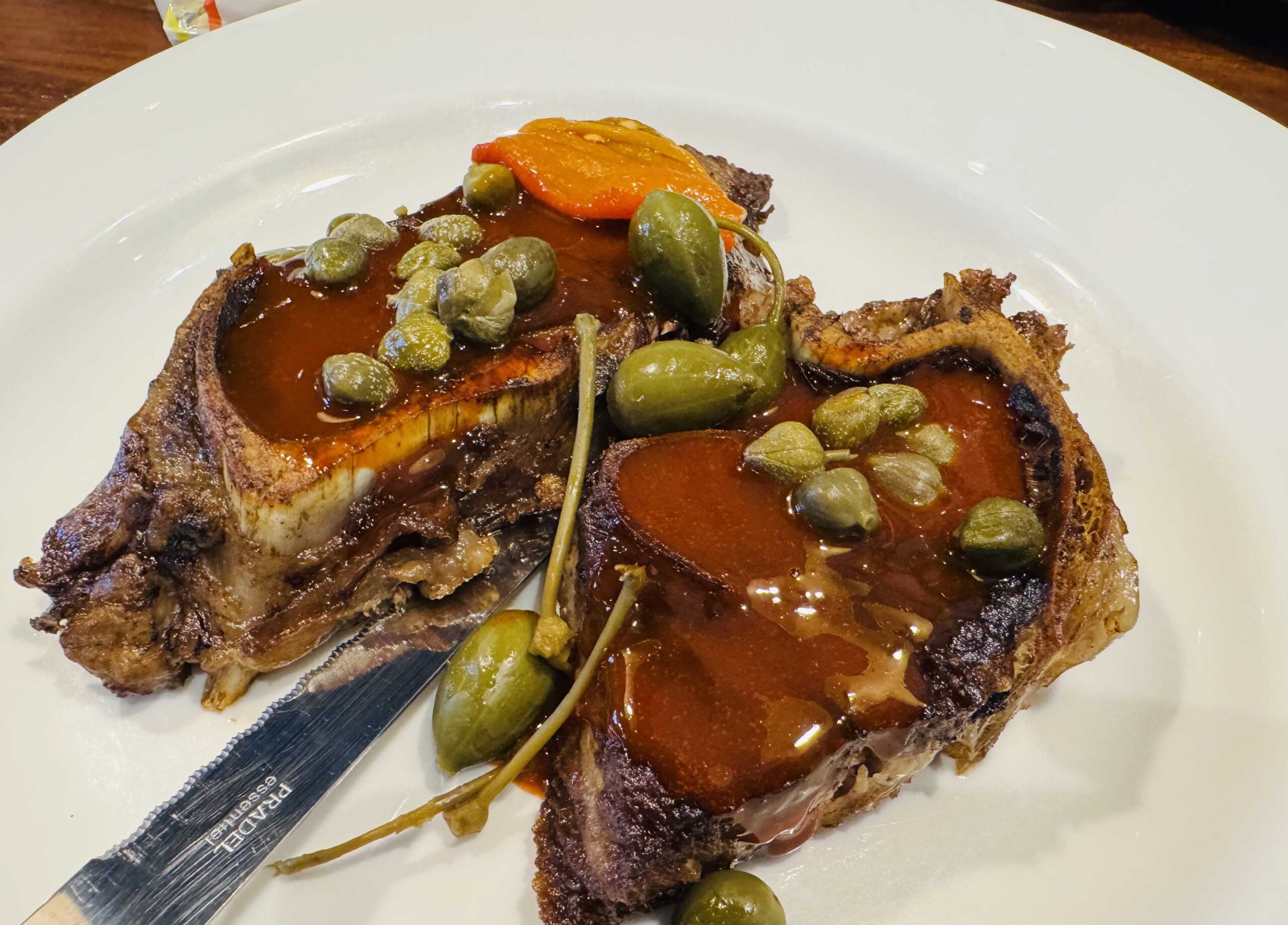 chuleta marina de atún de almadraba con pimientos de cristal
